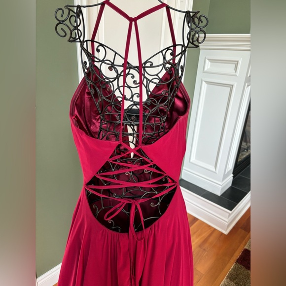 A fully lined, Raspberry Colour, women’s size 6 Laura ballgown. - Picture 4 of 5